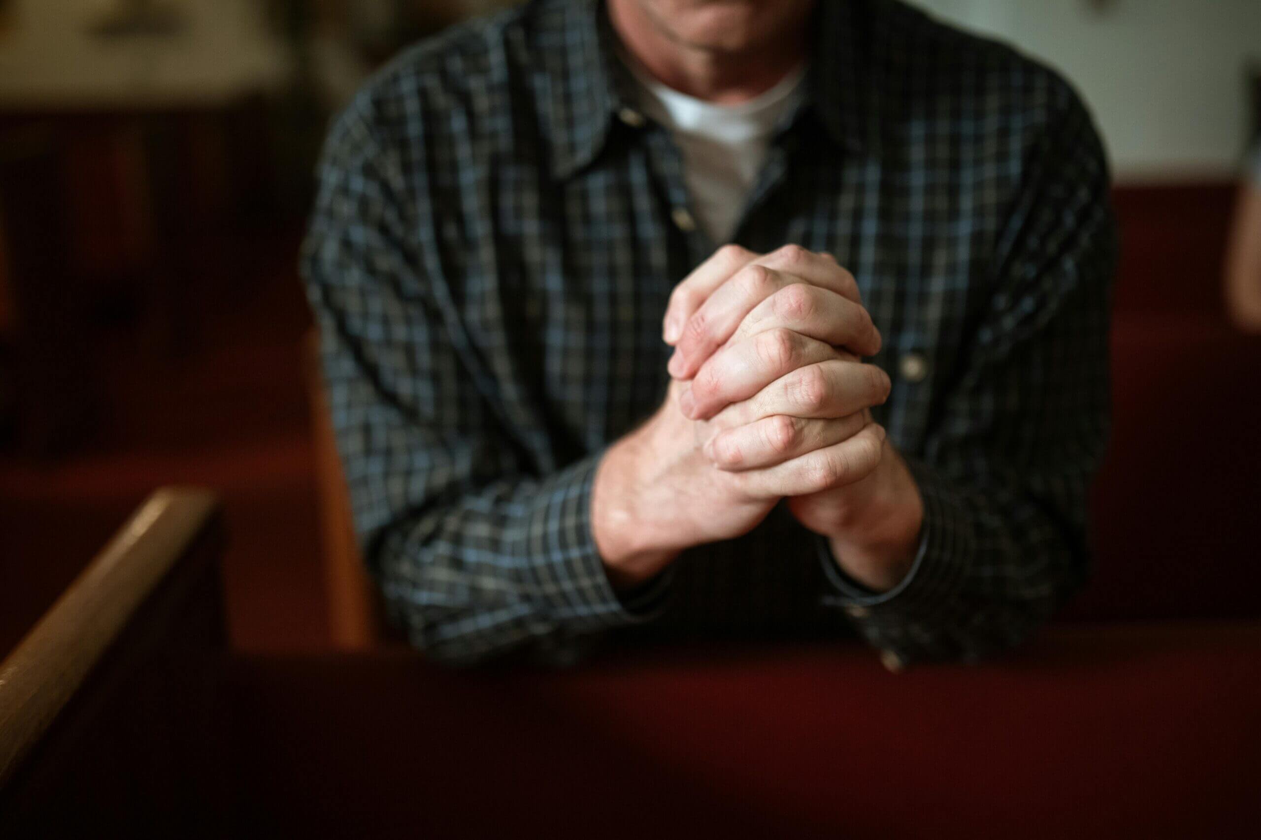 Mann am Beten in der Kirche